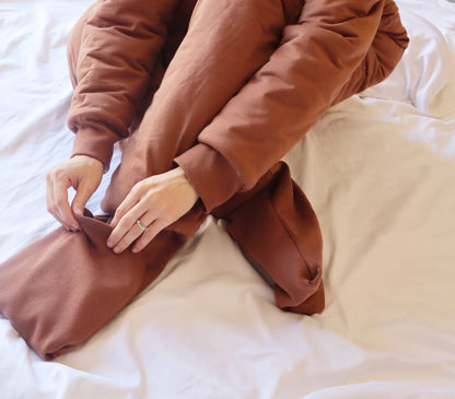 Détail pieds gigoteuse adulte MAÏA TOG 3.5 marron avec semelle antidérapante
