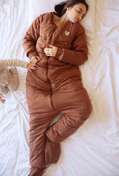 Maman avec bébé portant gigoteuse adulte d'allaitement MAÏA TOG 3.5 marron pour nuits froides
